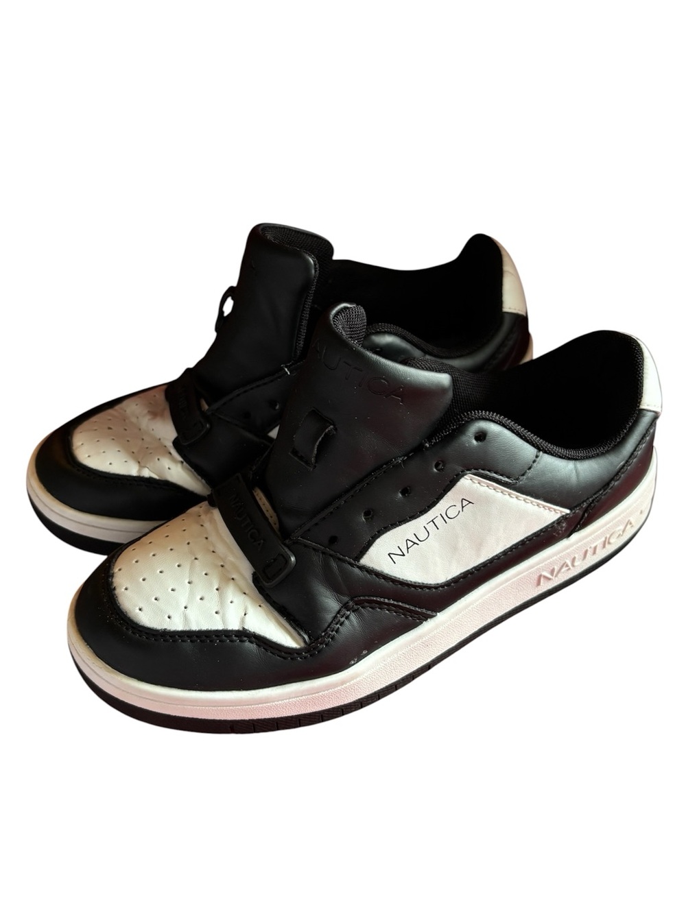 Nautica Kids Black and White Low-Top Sneakers size 4 Excellent Condition